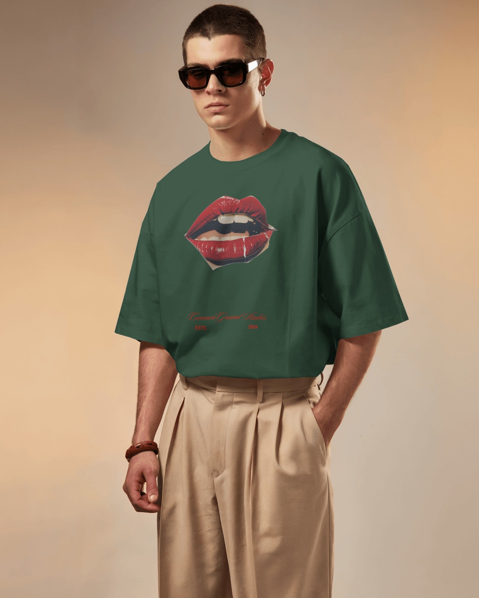 HOT LIPS OVERSIZED T - SHIRT - COMMONGROUND
