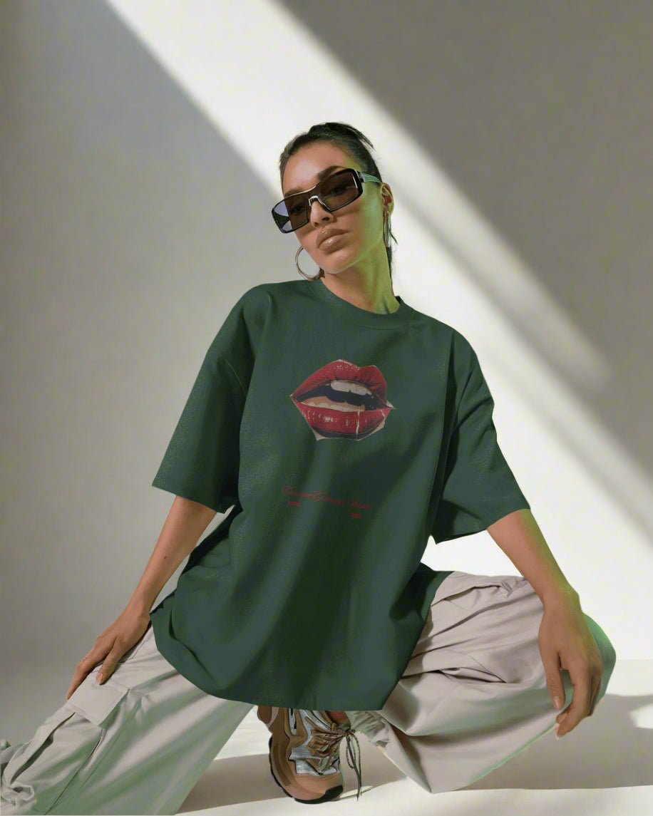 HOT LIPS OVERSIZED T - SHIRT - COMMONGROUND
