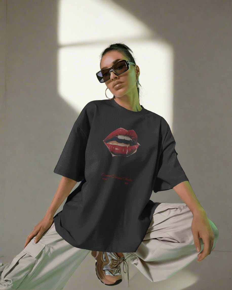 HOT LIPS OVERSIZED T - SHIRT - COMMONGROUND