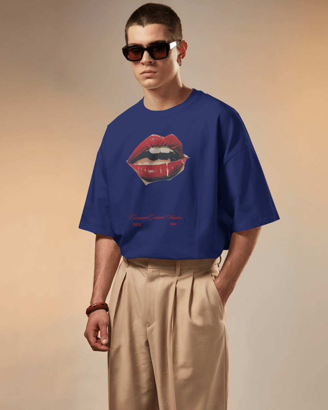 HOT LIPS OVERSIZED T - SHIRT - COMMONGROUND