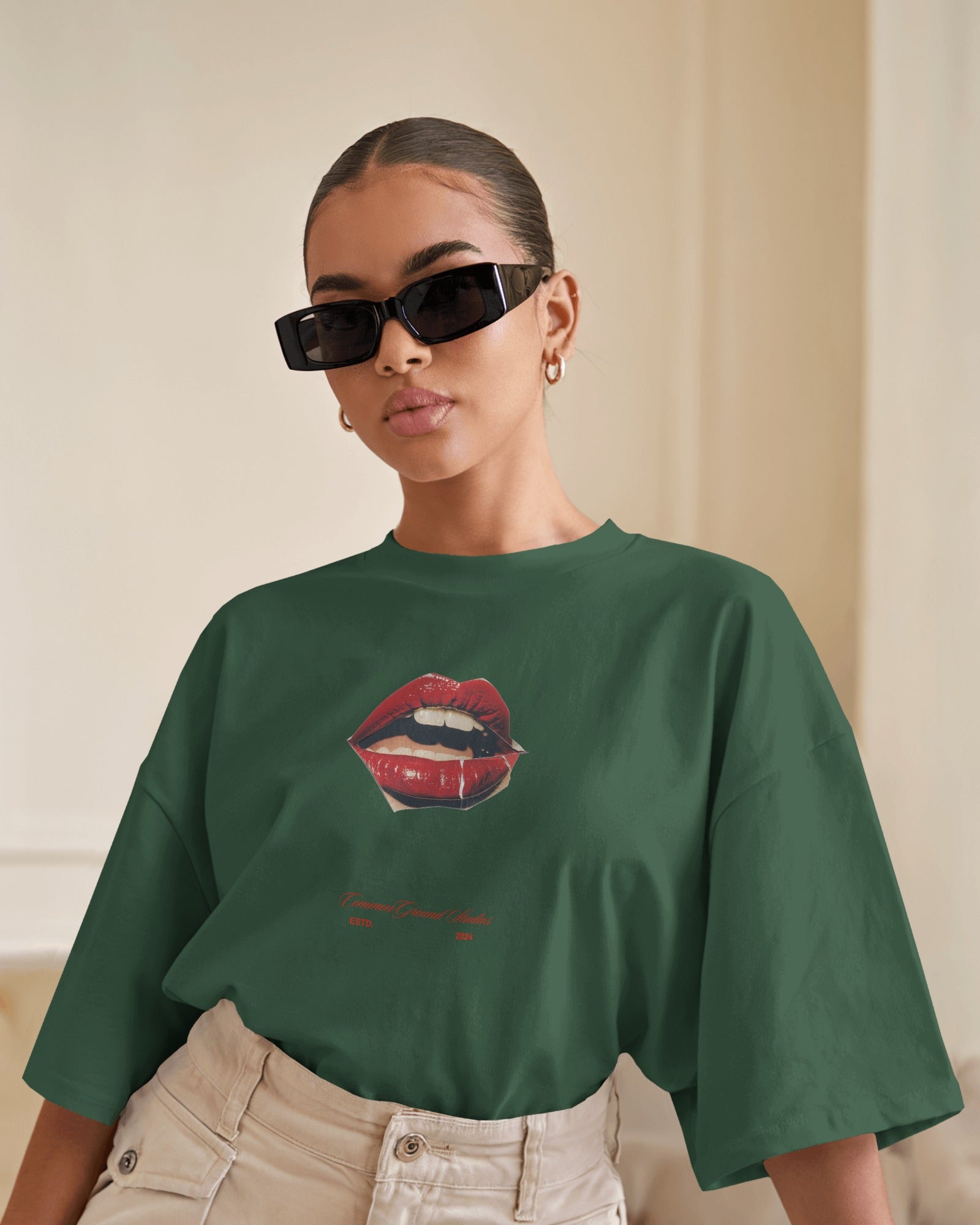 HOT LIPS OVERSIZED T - SHIRT - COMMONGROUND