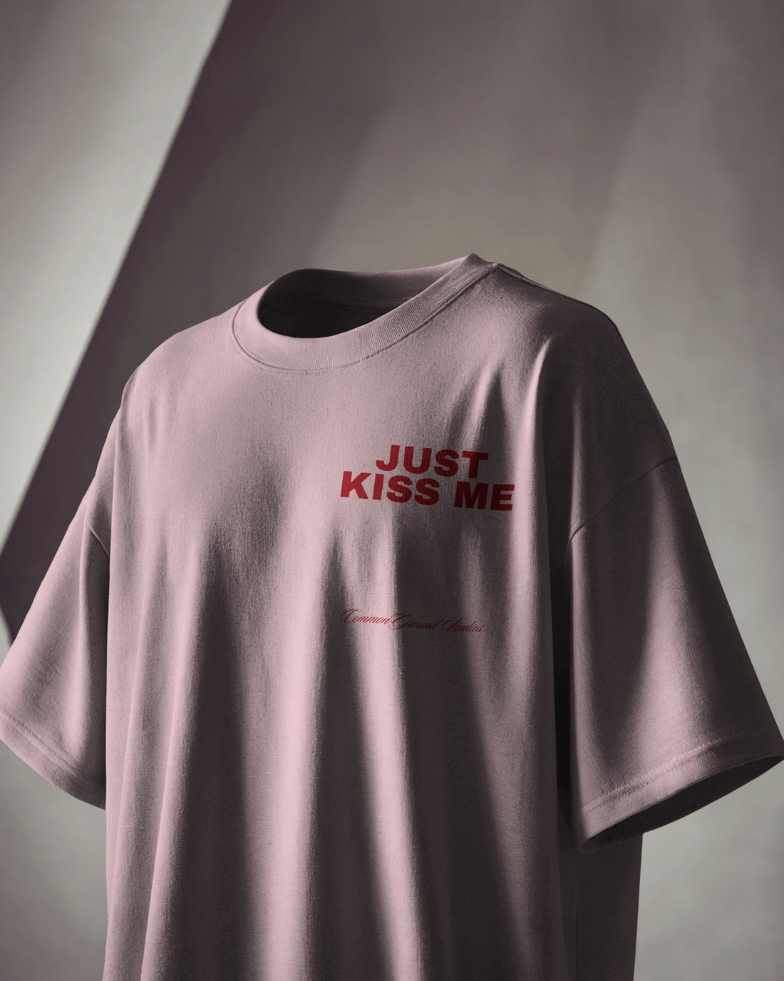 KISS ME OVERSIZED T - SHIRT - COMMONGROUND