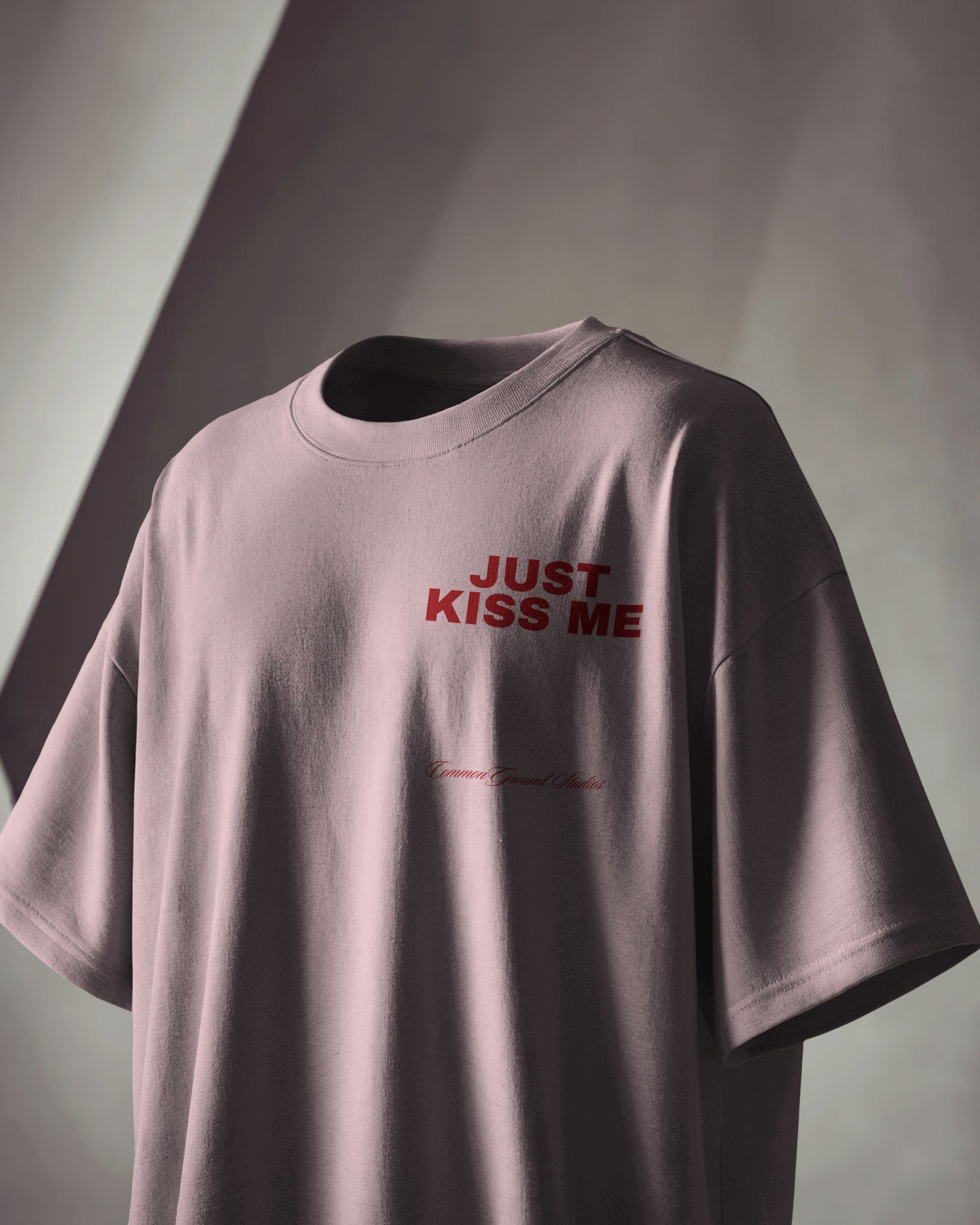 KISS ME OVERSIZED T - SHIRT - COMMONGROUND