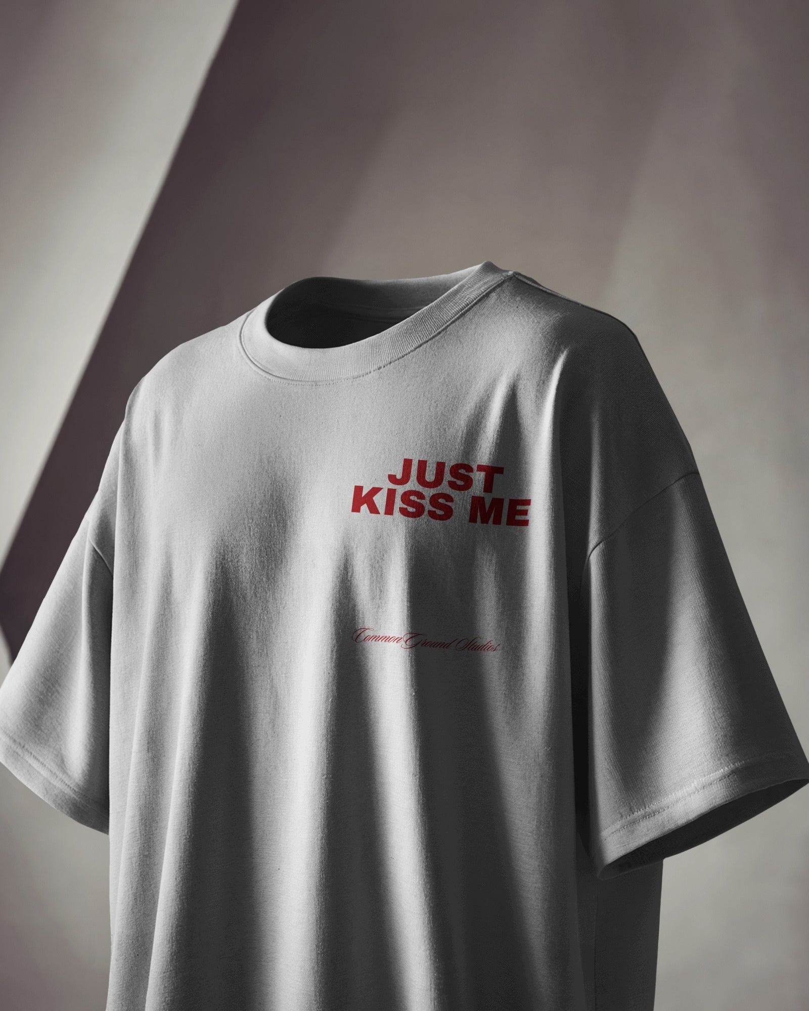 KISS ME OVERSIZED T - SHIRT - COMMONGROUND