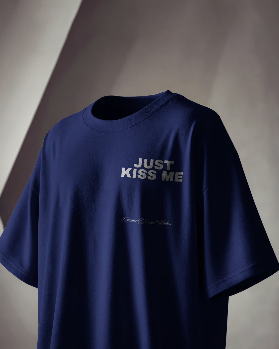 KISS ME OVERSIZED T - SHIRT - COMMONGROUND